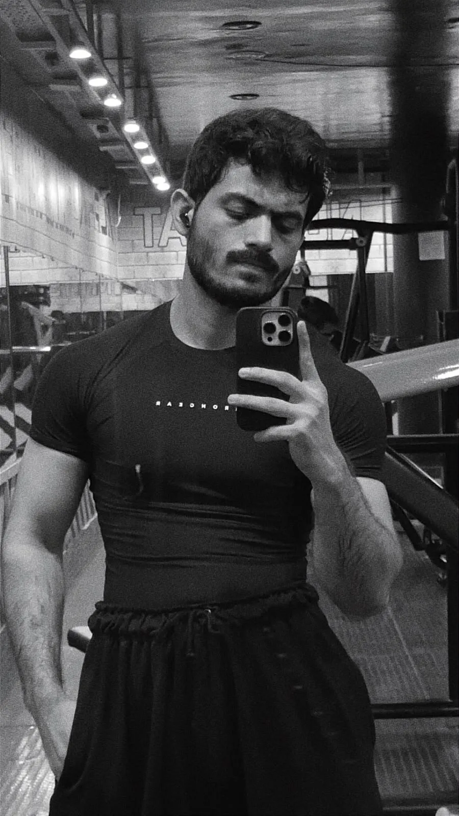 Farrukh taking a mirror selfie at the gym